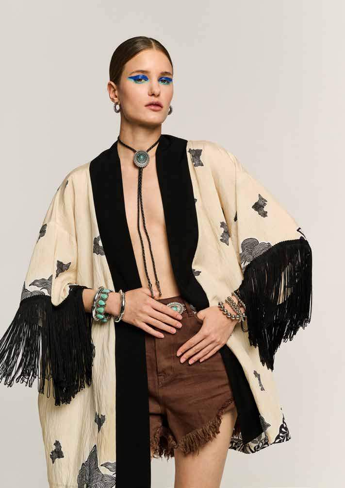 Kimono crema con flecos negros, look noche festival BSB