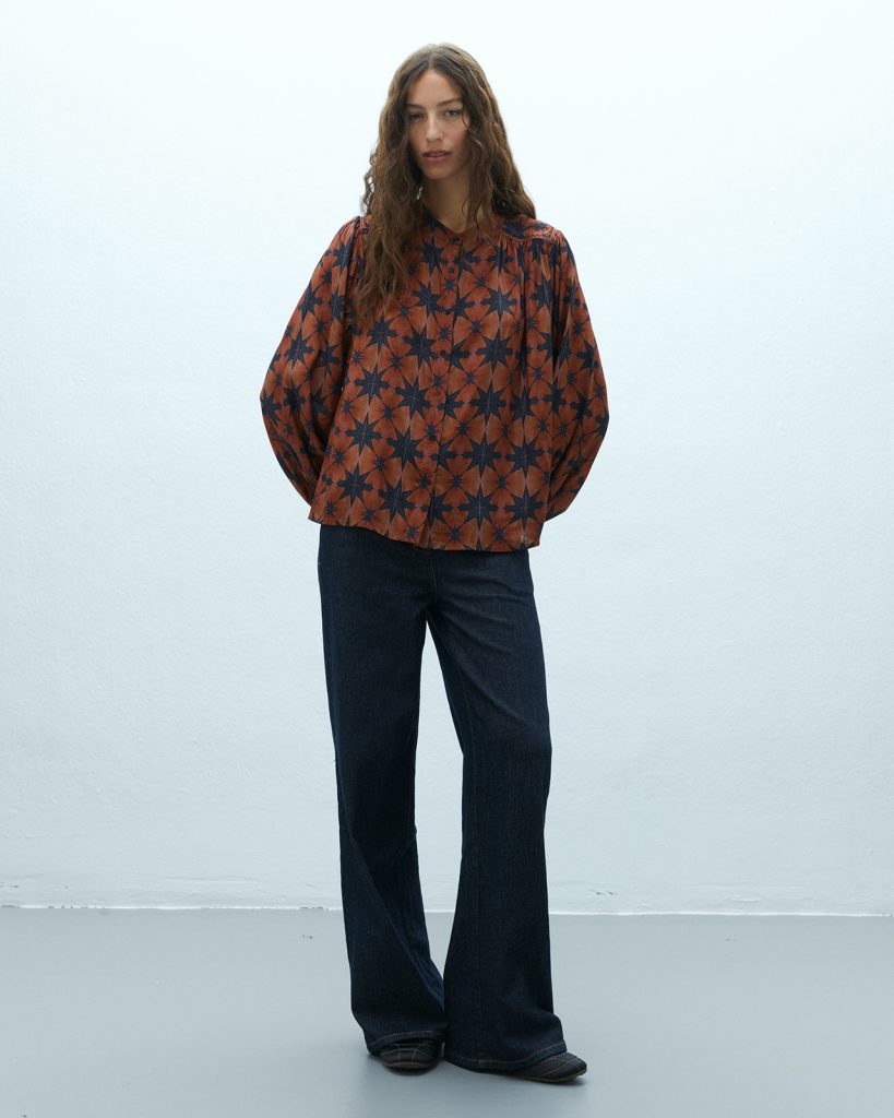 Blusa estampada geométrica terracota ANDAM vista frontal