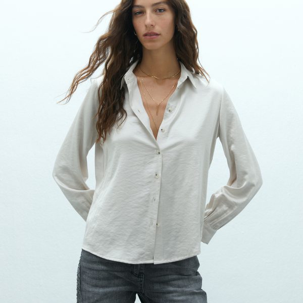 Camisa de raso crudo ANDAM detalle del tejido satinado