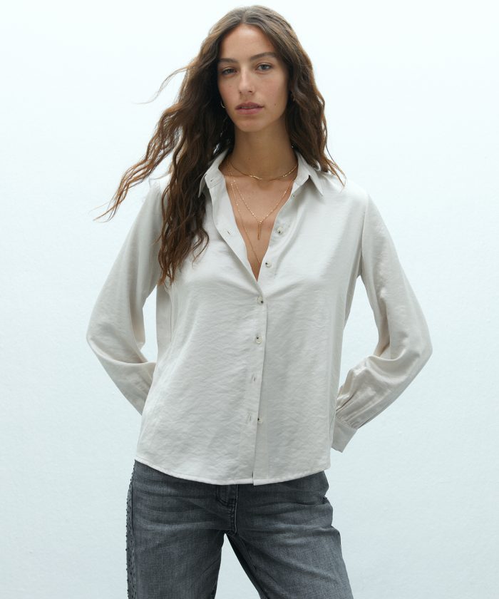 Camisa de raso crudo ANDAM detalle del tejido satinado