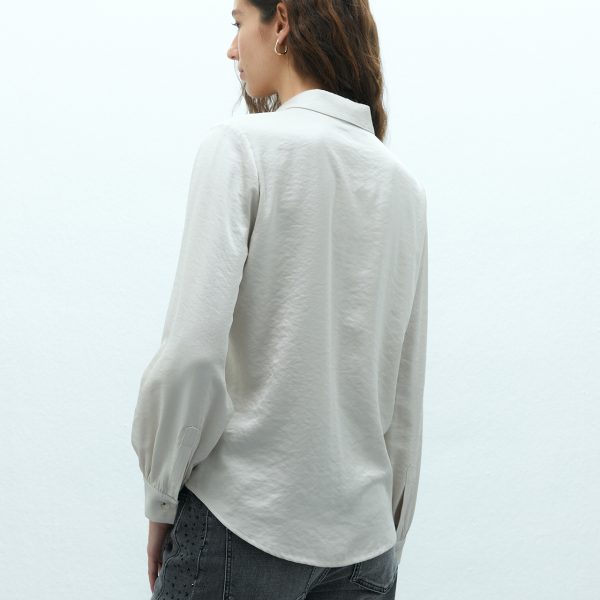 Camisa de raso crudo ANDAM vista de espalda