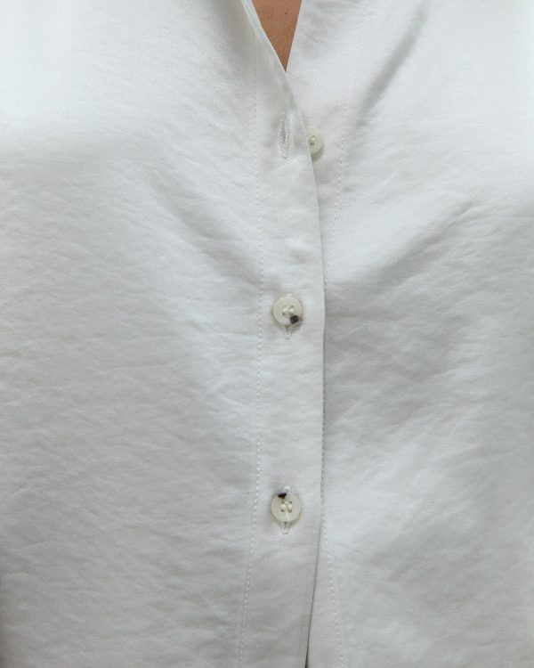 Camisa de raso crudo ANDAM combinada con vaquero