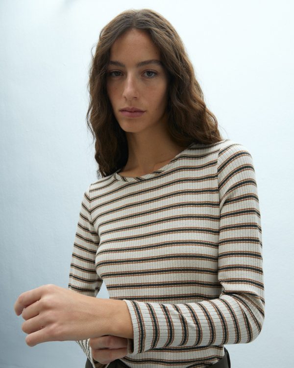 Camiseta de rayas crudo y marrón ANDAM detalle del tejido a rayas