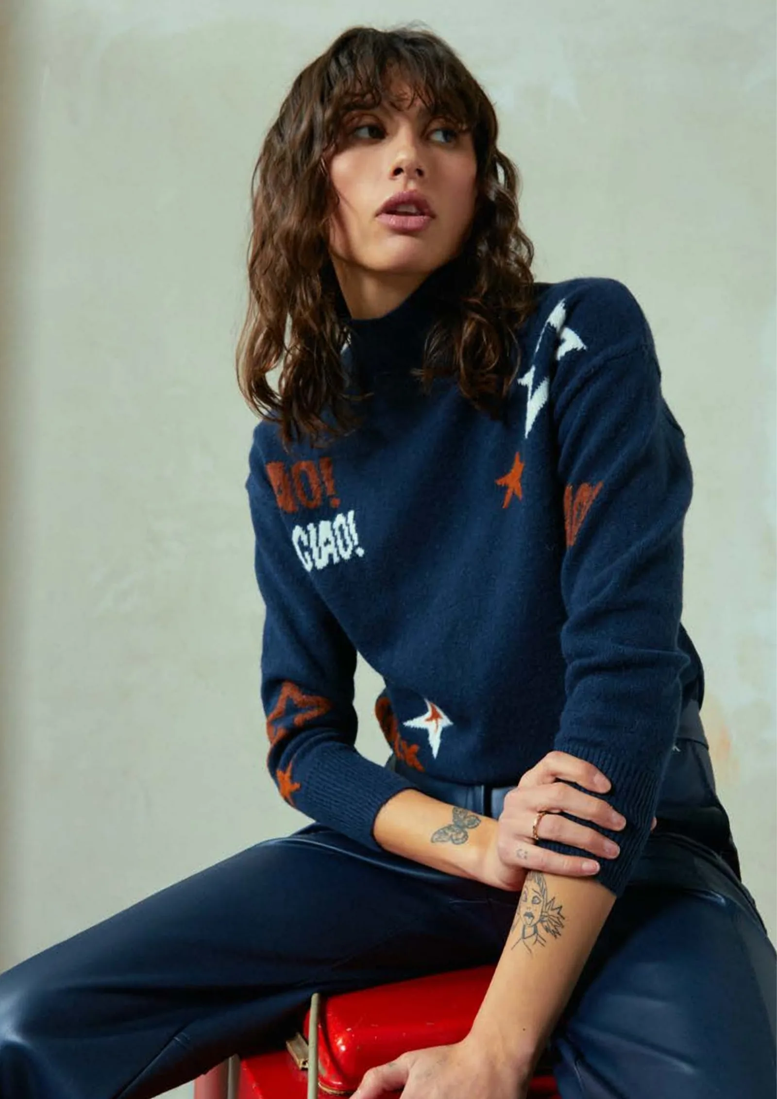 Jersey azul marino con estrellas y pantalón de piel de la colección Andam otoño invierno 26/27 en Woman de Mar