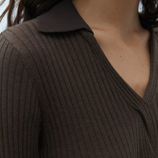 Jersey de canalé marrón ANDAM combinado con pantalón de pinzas