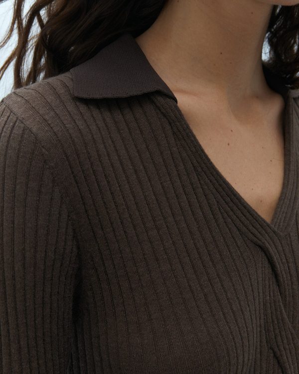 Jersey de canalé marrón ANDAM combinado con pantalón de pinzas