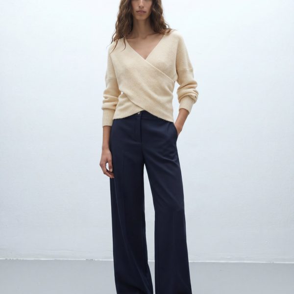 Jersey cruzado crudo ANDAM look completo con pantalón azul marino