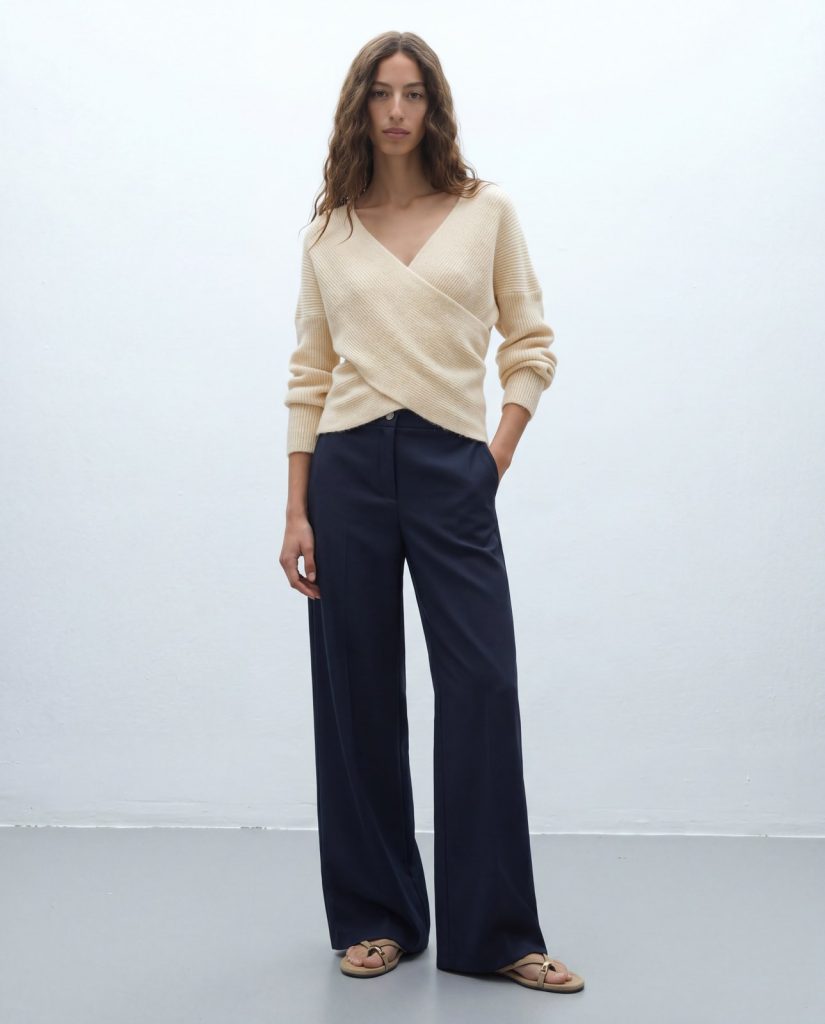Jersey cruzado crudo ANDAM look completo con pantalón azul marino