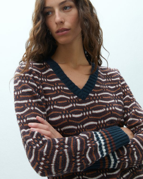 andam-jersey-jacquard-geometrico-4 Jersey jacquard geométrico ANDAM detalle del cuello de pico