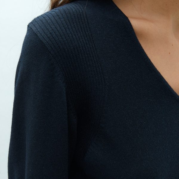 Jersey de pico azul marino ANDAM combinado con pantalón crudo