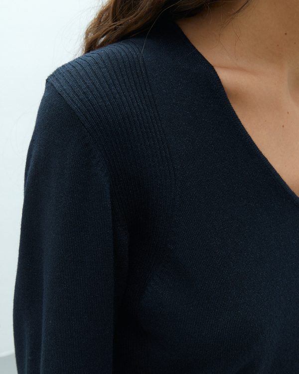 Jersey de pico azul marino ANDAM combinado con pantalón crudo