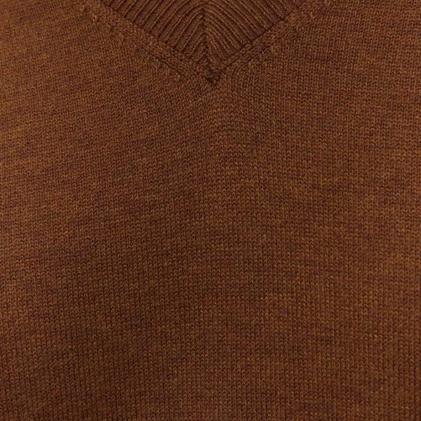 Jersey de pico marrón coñac ANDAM combinado con pantalón de cuadros
