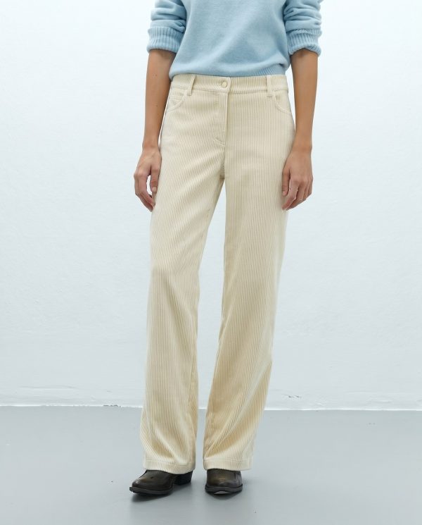 Pantalón ancho amarillo mostaza ANDAM combinado con jersey claro