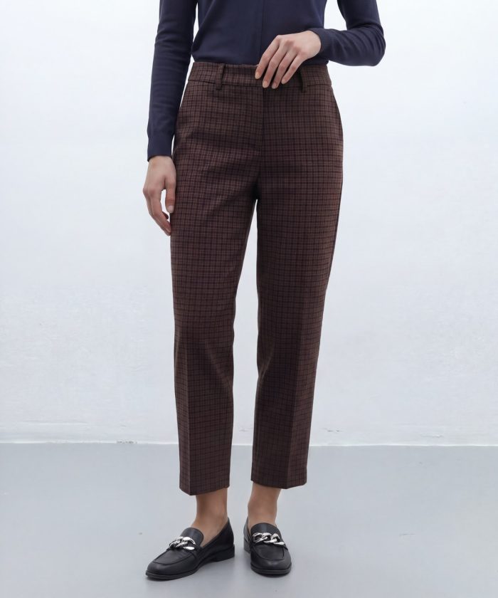 Pantalón de cuadro micro marrón ANDAM detalle del tejido de cuadros