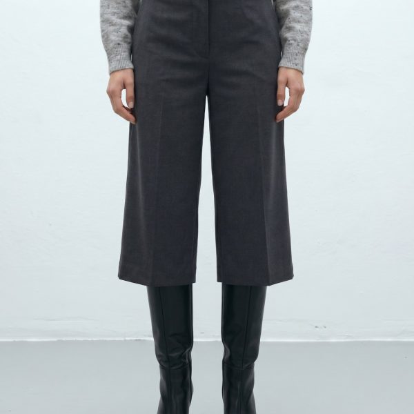 Pantalón culotte de paño gris antracita ANDAM detalle del tejido de paño