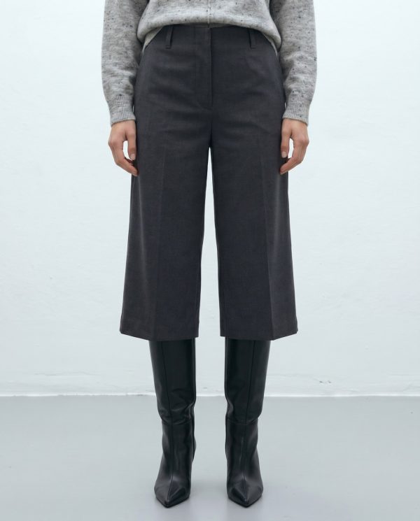 Pantalón culotte de paño gris antracita ANDAM detalle del tejido de paño