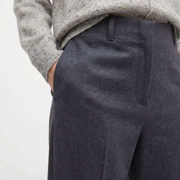 Pantalón culotte de paño gris antracita ANDAM detalle de la cintura y el bolsillo