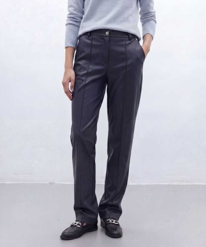 Pantalón de ecopiel azul oscuro ANDAM detalle de la cintura