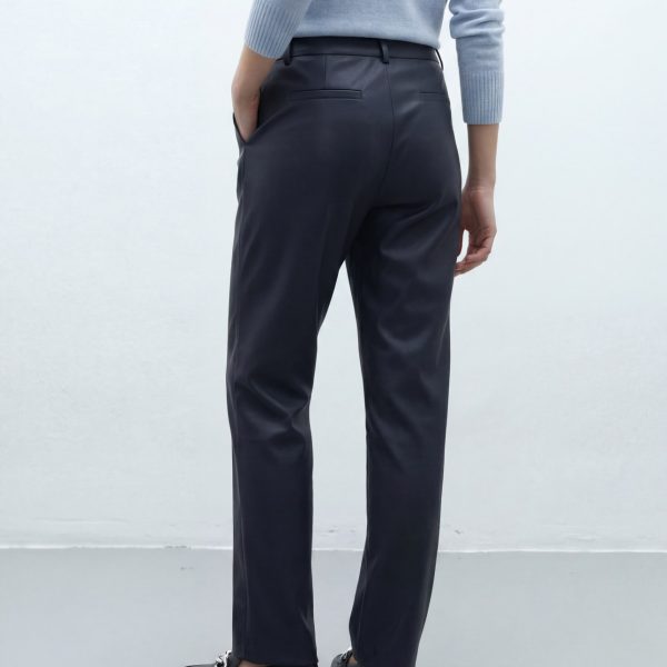 Pantalón de ecopiel azul oscuro ANDAM vista de espalda