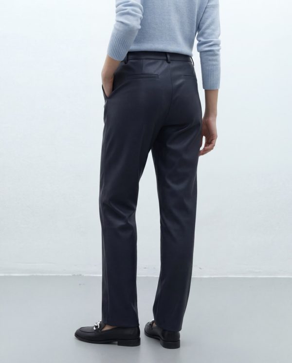 Pantalón de ecopiel azul oscuro ANDAM vista de espalda