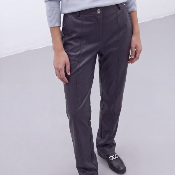 Pantalón de ecopiel azul oscuro ANDAM detalle del bajo tobillero