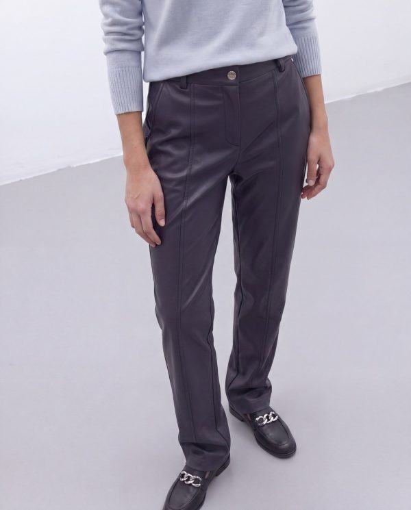 Pantalón de ecopiel azul oscuro ANDAM detalle del bajo tobillero
