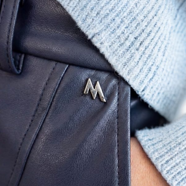 Pantalón de ecopiel azul oscuro ANDAM combinado con jersey de punto