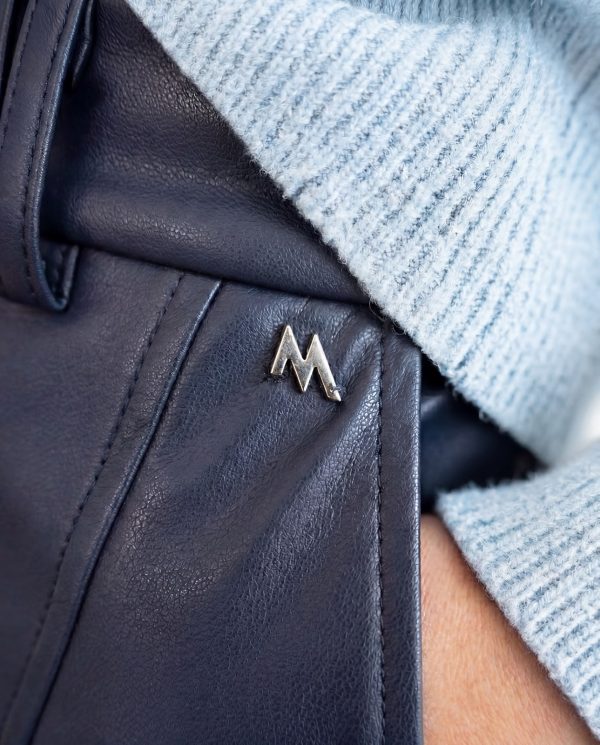Pantalón de ecopiel azul oscuro ANDAM combinado con jersey de punto