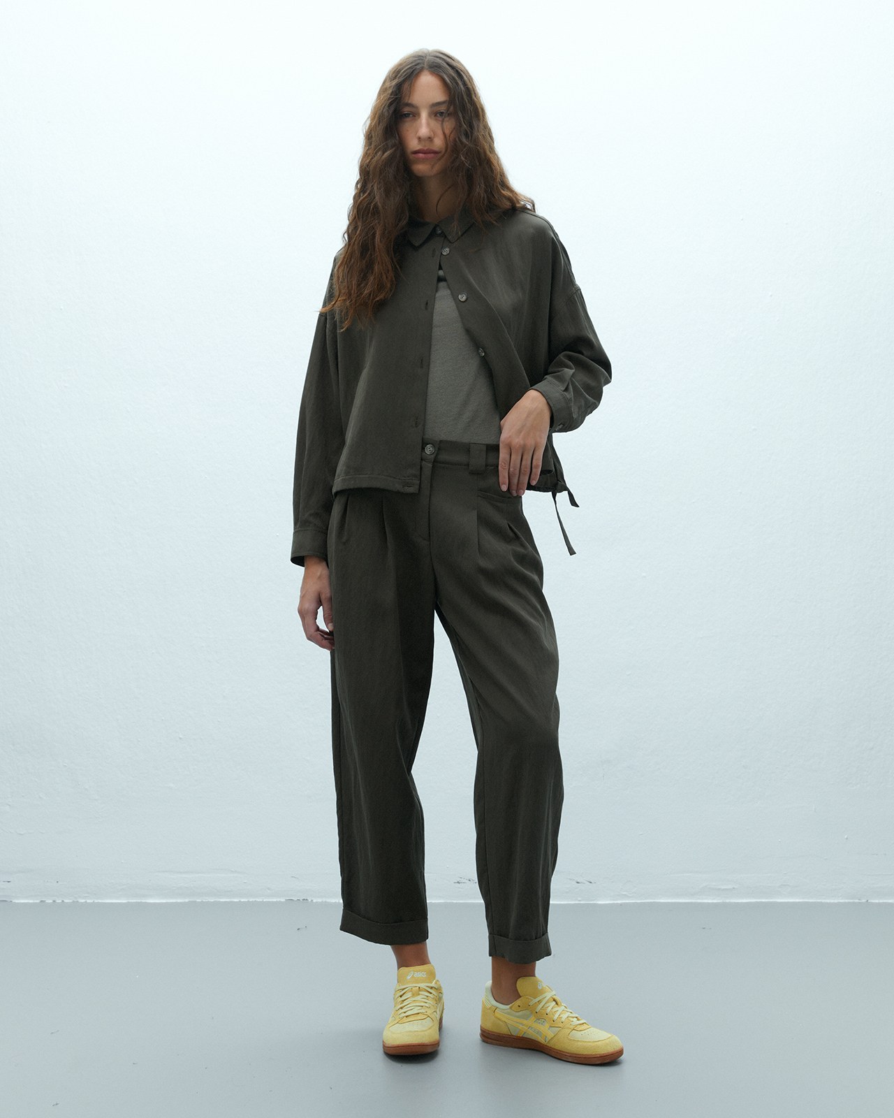 Pantalón de pinzas en kaki de Andam