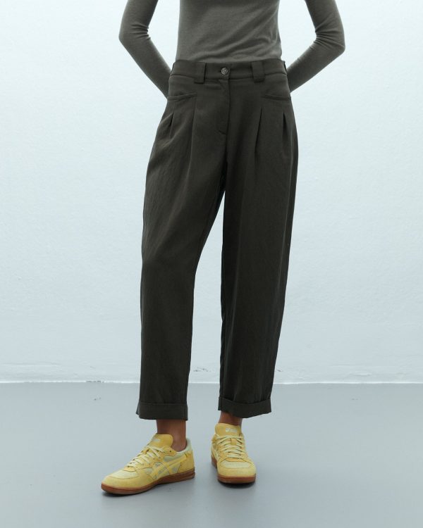 Pantalón de pinzas kaki ANDAM detalle de las pinzas de la cintura