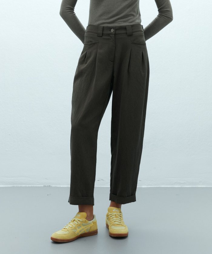 Pantalón de pinzas kaki ANDAM detalle de las pinzas de la cintura