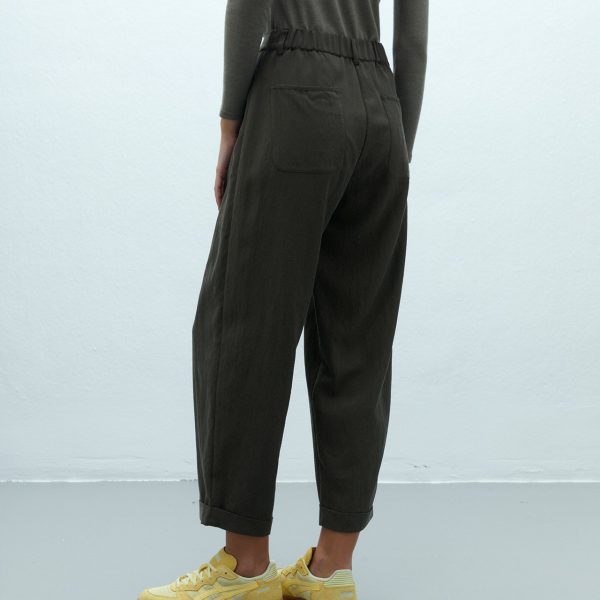 Pantalón de pinzas kaki ANDAM vista de espalda