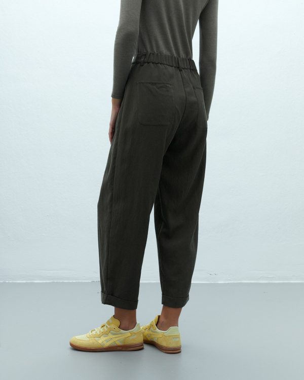 Pantalón de pinzas kaki ANDAM vista de espalda