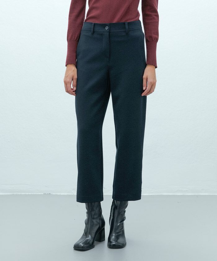 Pantalón recto negro ANDAM detalle del botón joya de la cintura