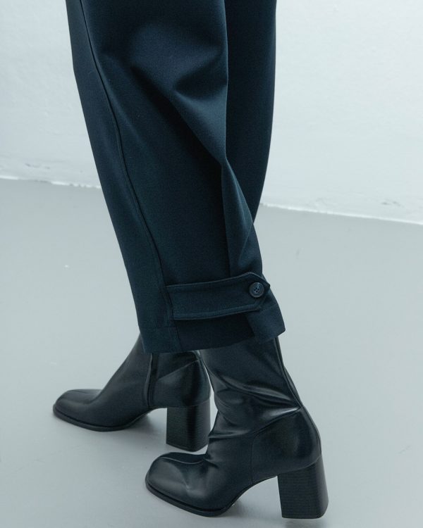 Pantalón recto negro ANDAM detalle del largo tobillero
