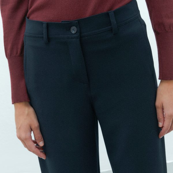 Pantalón recto negro ANDAM combinado con jersey de cuello alto