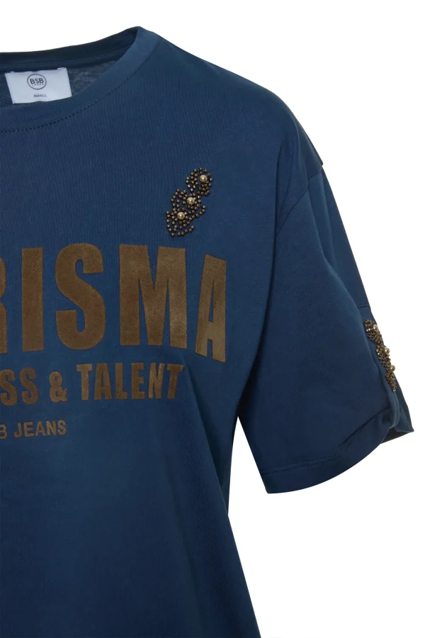 Detalle de la pedrería en el hombro de camiseta azul oscuro Charisma BSB Detalle de la pedrería en el hombro de camiseta azul oscuro Charisma BSB