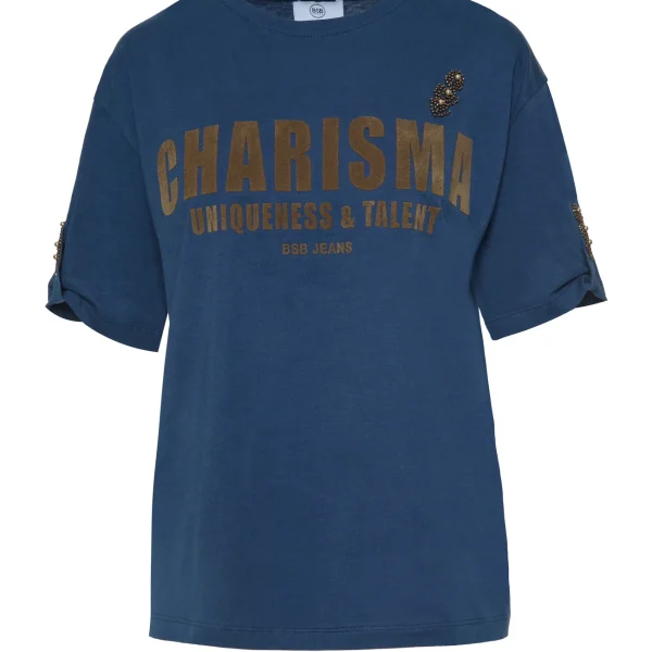 Camiseta azul oscuro con estampado Charisma y pedrería BSB, vista de frente Camiseta azul oscuro con estampado Charisma y pedrería BSB, vista de frente