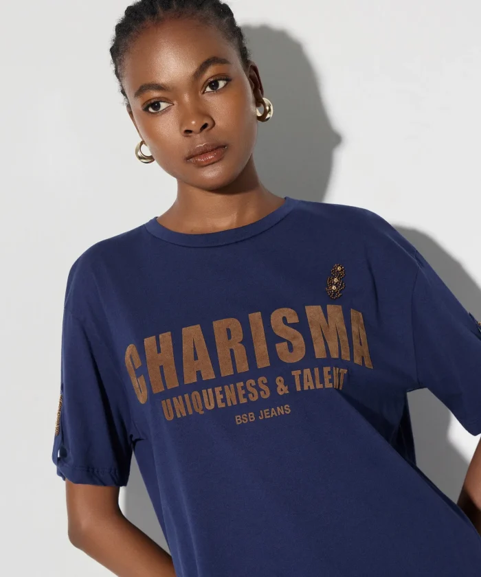 Camiseta azul oscuro BSB con estampado y pedrería en la manga, sobre modelo