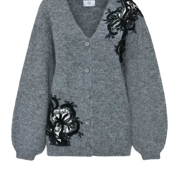 Cárdigan gris oscuro con encaje floral negro en el hombro BSB, vista de frente Cárdigan gris oscuro con encaje floral negro en el hombro BSB, vista de frente