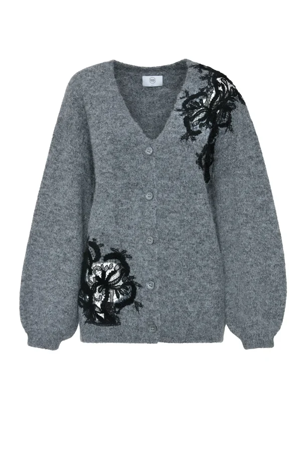 Cárdigan gris oscuro con encaje floral negro en el hombro BSB, vista de frente Cárdigan gris oscuro con encaje floral negro en el hombro BSB, vista de frente