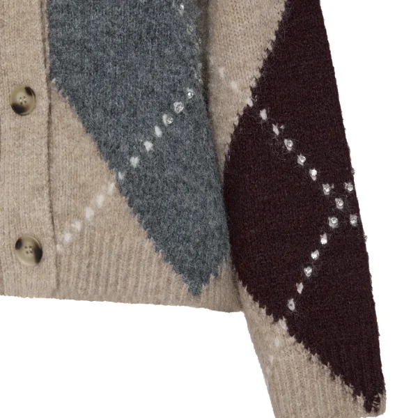 Detalle de la pedrería sobre los rombos argyle del cárdigan beige BSB Detalle de la pedrería sobre los rombos argyle del cárdigan beige BSB