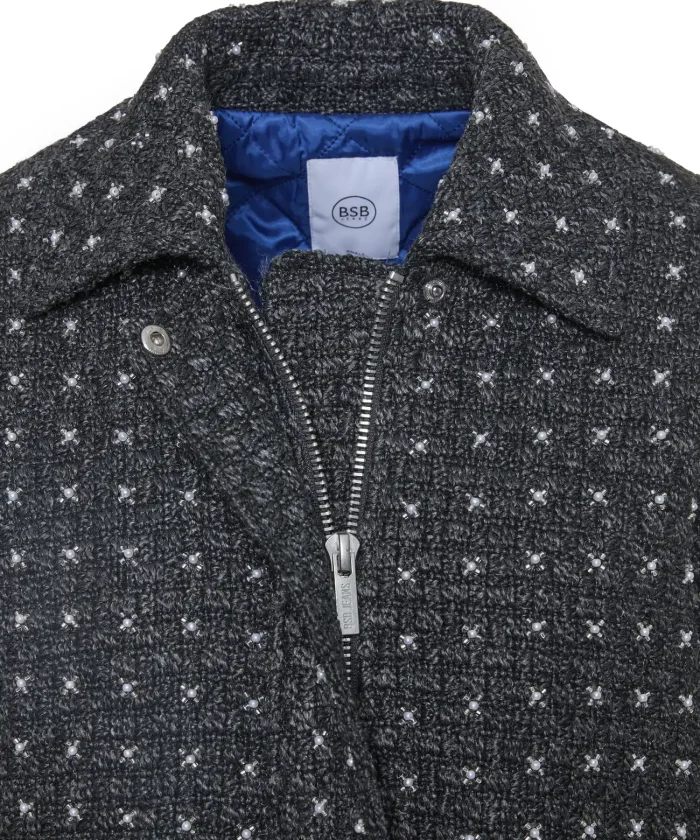 Detalle del cuello y cremallera de la cazadora bomber de tweed gris BSB