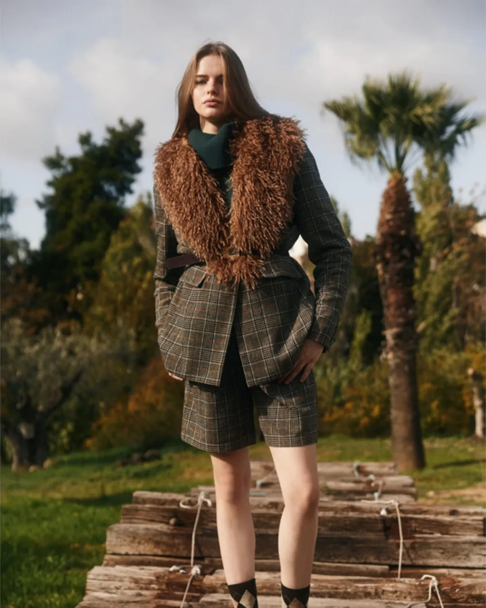 Modelo con chaleco de pelo y falda de cuadros, campaña BSB otoño invierno 26