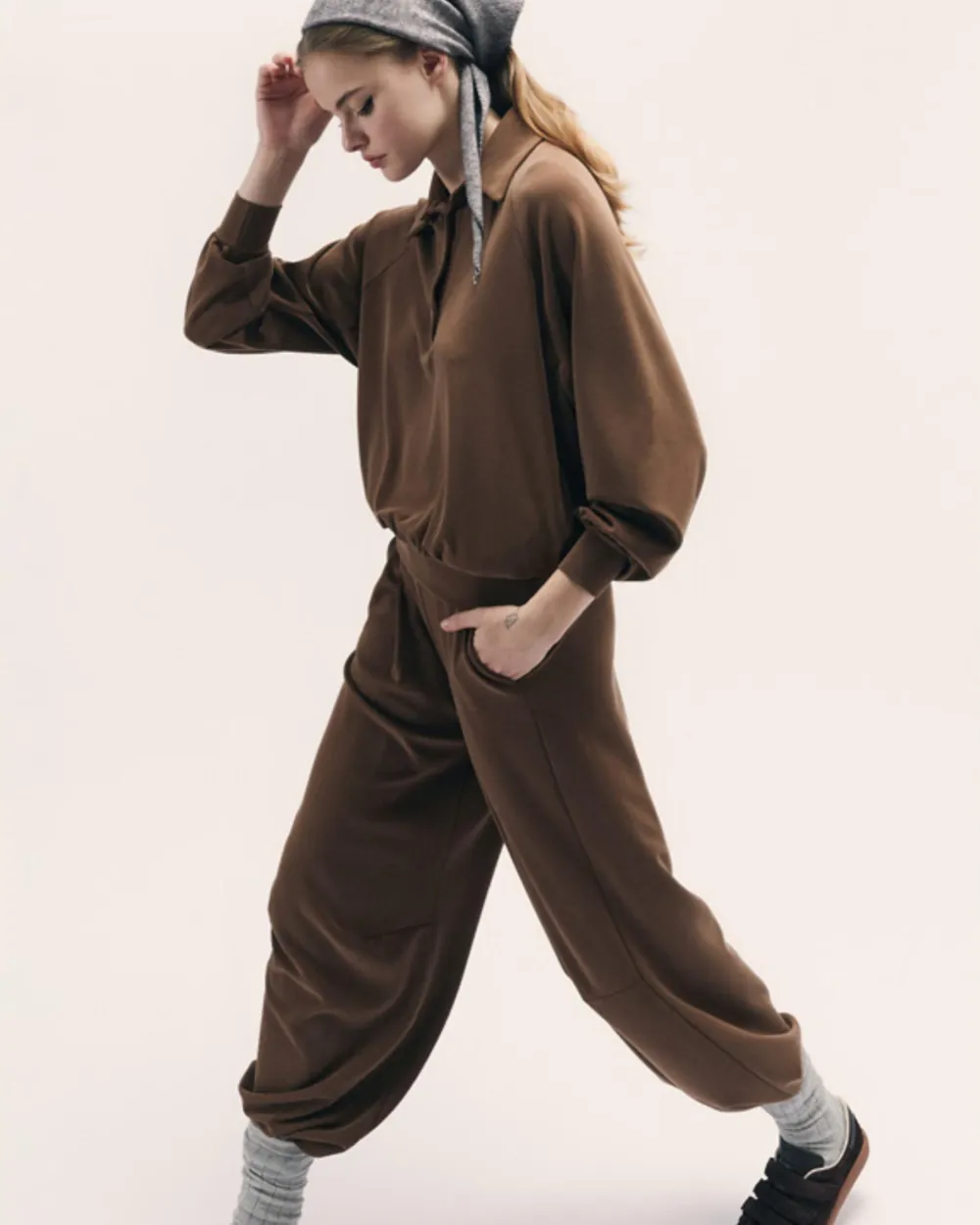 Conjunto marrón de pierna ancha con pañuelo, campaña BSB otoño invierno 26