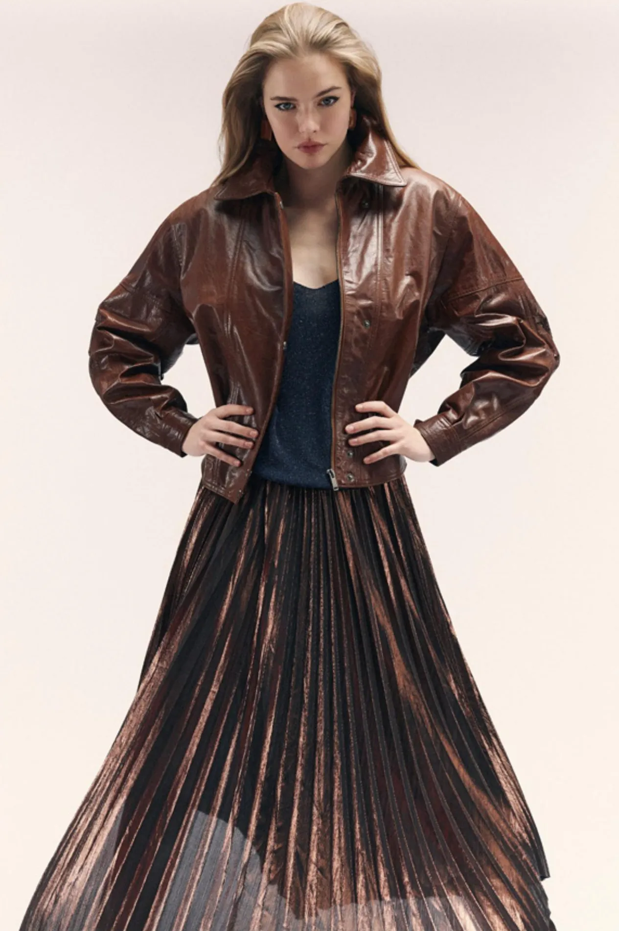 Chaqueta de piel de cordero sobre falda larga plisada metalizada, campaña BSB otoño invierno 26