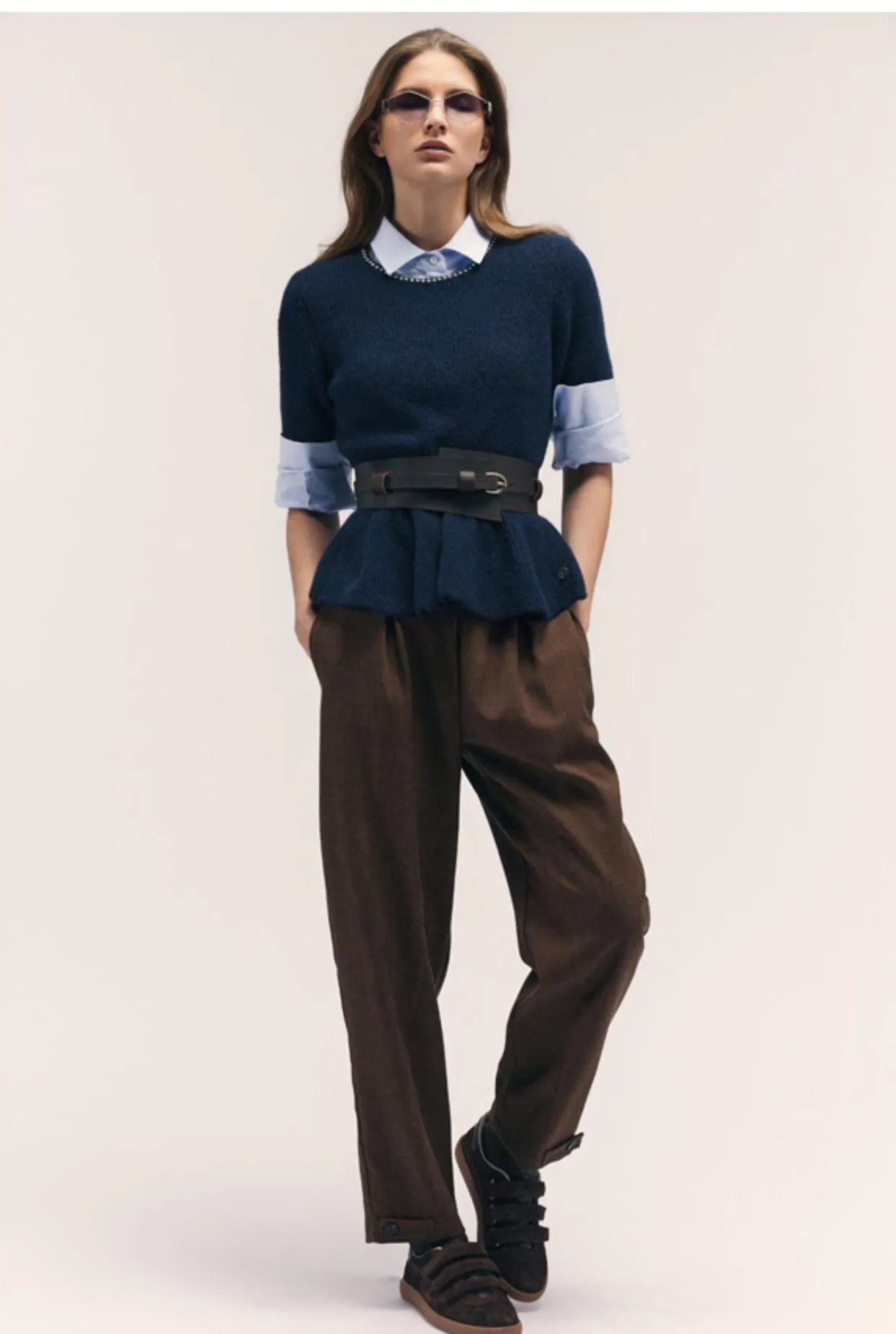 Jersey de canalé con peplum y cinturón sobre pantalón sastre marrón, campaña BSB otoño invierno 26