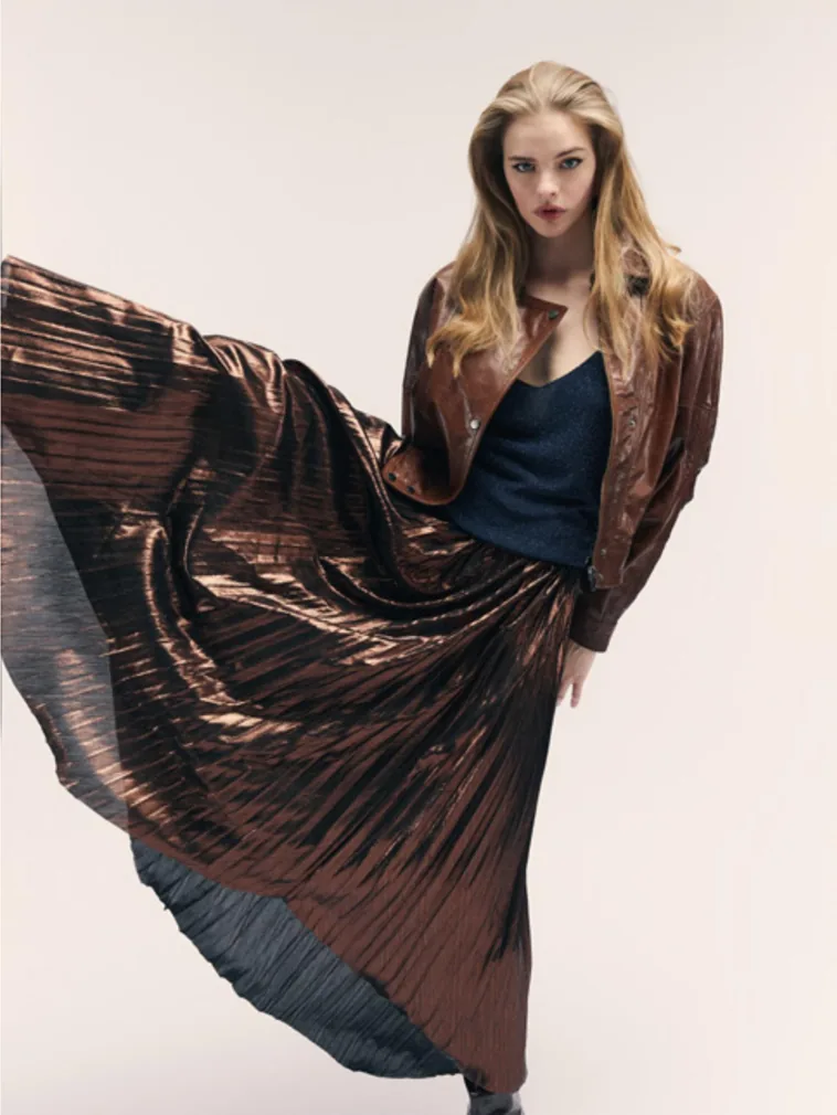 Chaqueta de piel de cordero sobre falda plisada metalizada, campaña BSB otoño invierno 26