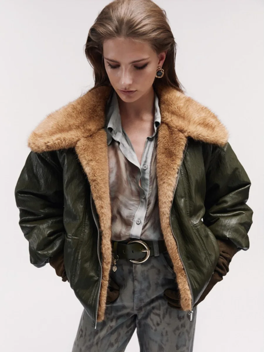 Cazadora de piel verde con cuello de borreguito, campaña BSB otoño invierno 26