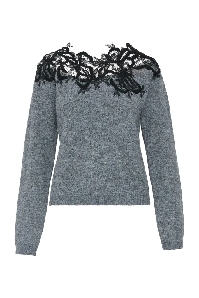 Jersey gris oscuro con encaje floral en el escote BSB, vista de frente
